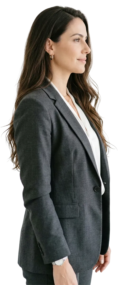 Profissional de design olhando para o lado, representando a visão estratégica da Alt Design